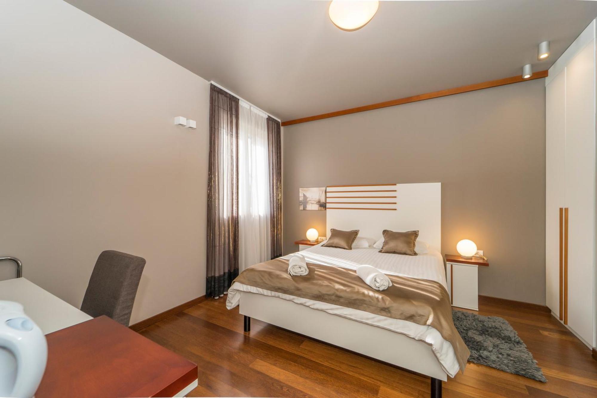 Luxury Rooms And Apartment Silente Bacvice Split Bagian luar foto
